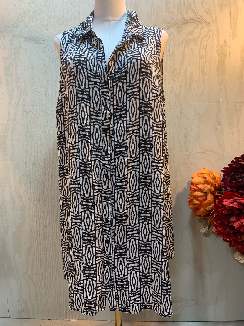Sleeveless Black & White Geometric Tunic Shirt